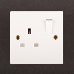 Dencon 13A, Single Switched Socket Outlet to BS1363, Double Pole to BS1363 - Carded - STX-116037 