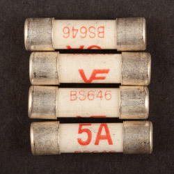 Dencon 5amp Fuse to BS646 - Bubble Packed (4) - STX-445841 